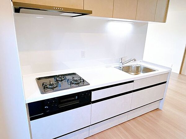 【リフォーム済】キッチンは新品交換しました。幅2400ｍｍと広々しており、毎日のお料理が楽しみになりますね。吊戸棚もあり、収納には困りません。