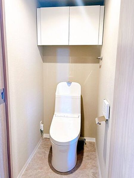 【リフォーム済】トイレは新品交換しました。収納棚を設置し、床材、天井・壁クロスの張替えを行いました。