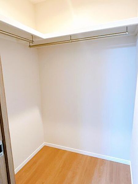 【リフォーム済】北西側の約6帖洋室のウォークインクローゼットです。二面にパイプ付き枕棚が付いています。