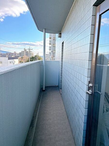 【共用部分】東側バルコニーです。キッチン横と洋室から出ることができます。