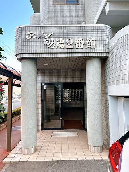 【共用部分】マンションのエントランスです。