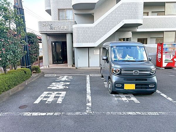 【来客用駐車場】エントランス前には2台分の来客用駐車場があります。