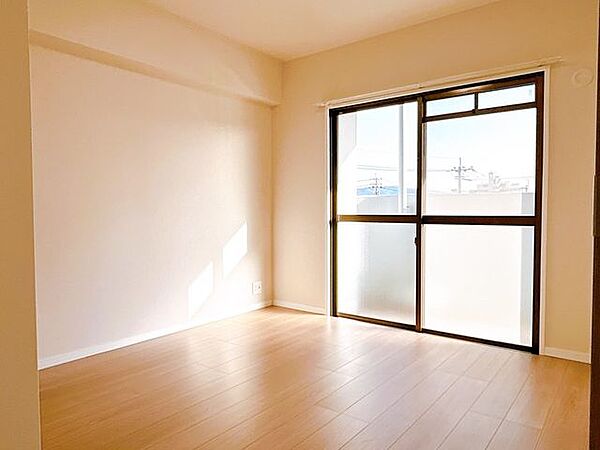 【リフォーム済】南東側の約5.2帖の洋室です。床材の張替え、建具交換、天井・壁クロスの張替えを行いました。