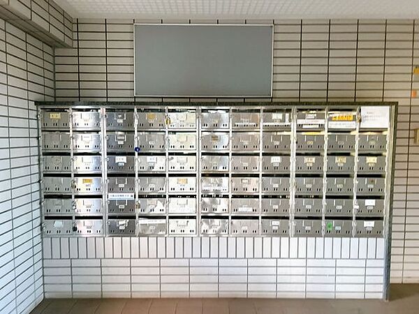 【共用部分】エントランス内のポストです。綺麗に管理されています。