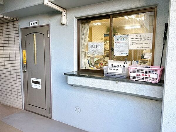 【共用部分】管理人室です。平日の8～17時は管理人さんがいらっしゃいます。