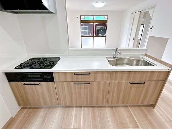【リフォーム済】キッチンです。ハウステック製のキッチンに新品交換いたしました。幅約255cmと広々しています。