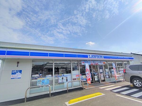 【周辺環境】ローソン大分森町西5丁目店まで約0.3ｋｍ（徒歩約4分）です。徒歩圏内にコンビニがあるのは便利ですね。 1800m