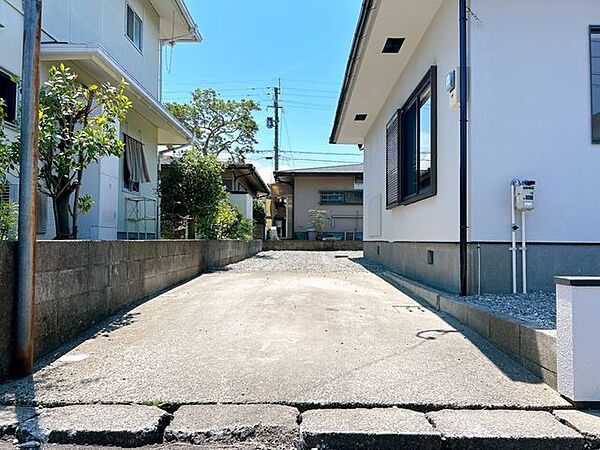 【リフォーム済】駐車場写真です。カーポート・門等は撤去し、駐車しやすくいたしました。