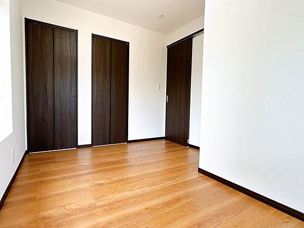 【リフォーム済】東側洋室5帖です。フローリング仕上げ・クロスの仕上げ、照明交換等を行いました。