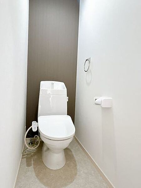 【リフォーム中8.22撮影】トイレ写真です。トイレは新品に交換いたします。
