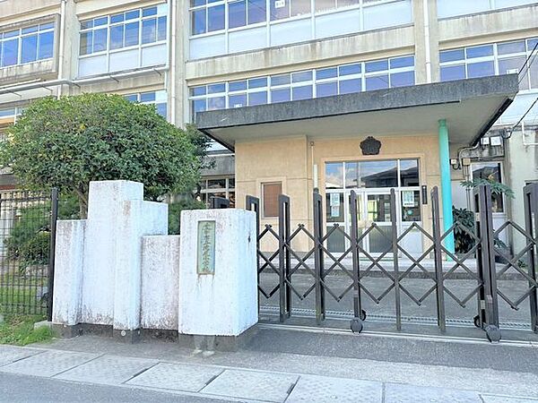 【周辺環境】大分市立滝尾小学校まで約800ｍ（徒歩約10分）です。近くに小学校があるのは安心ですね。