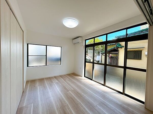 【リフォーム中8.22撮影】1階南側5.5帖洋室です。和室から間取り変更を行う予定です。床はフローリング仕上げ、壁はクロス仕上げです。
