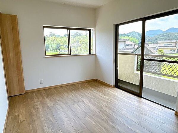 【リフォーム後】2階6帖の洋室です。フロアタイル重張、クロス張替え、建具交換、照明交換を行いました。