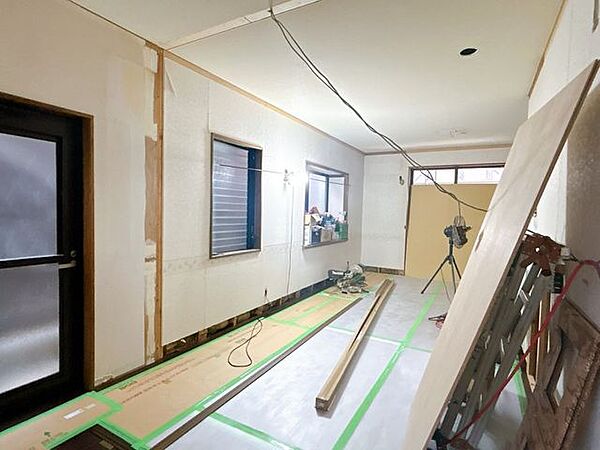 【リフォーム中8.8撮影】リビングの別角度からの写真です。床はフローリング張替え、壁はクロス張替えを行う予定です。