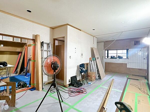 【リフォーム中8.8撮影】リビング写真です。床はフローリング張替え、壁はクロス張替えを行う予定です。