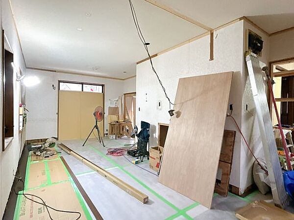 【リフォーム中8.8撮影】リビングの別角度からの写真です。床はフローリング張替え、壁はクロス張替えを行う予定です。