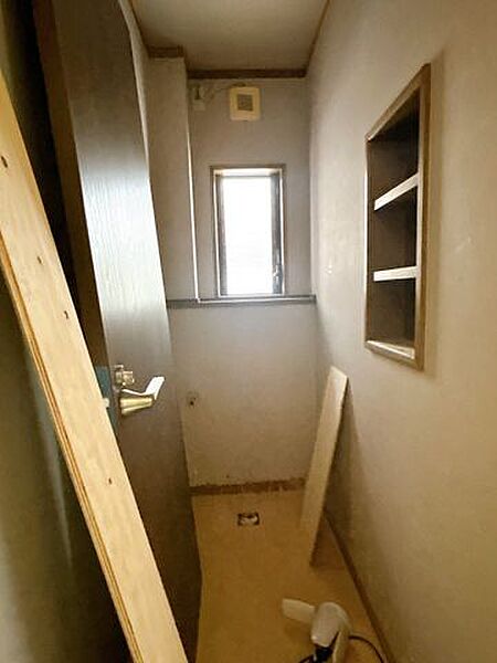 【リフォーム中8.8撮影】1階トイレの写真です。トイレは新品に交換いたします。新品は衛生面も安心ですね。