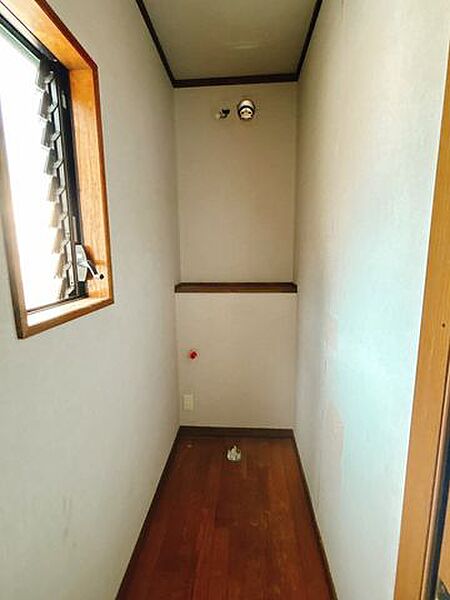 【リフォーム中8.8撮影】2階トイレの写真です。トイレは新品に交換いたします。新品は衛生面も安心ですね。