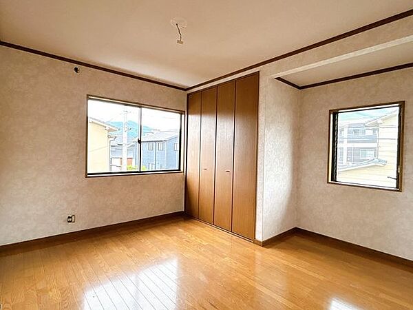 【リフォーム中8.8撮影】2階南西側7帖の洋室写真です。壁はクロスは張替えを行う予定です。
