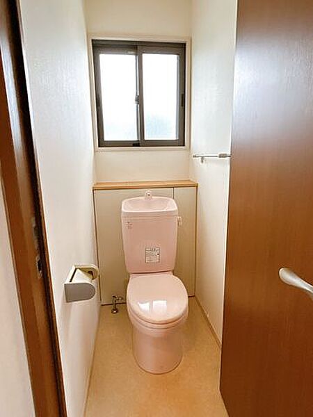 【8/17まで現況販売】2階トイレ写真です。ハウスクリーニングを行いました。