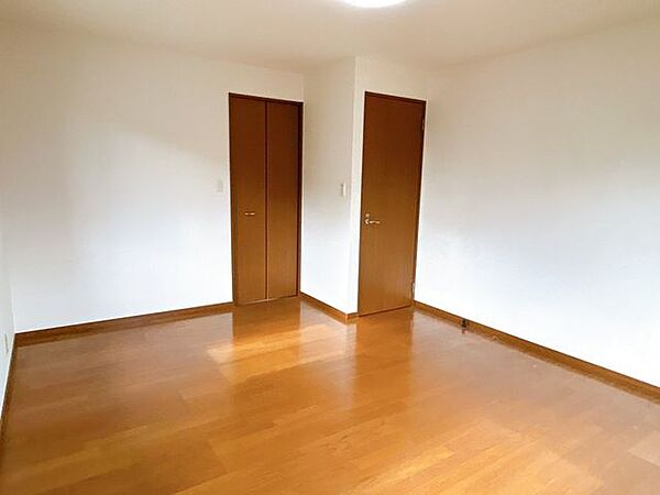 【8/17まで現況販売】2階西側9.5帖洋室写真です。こちらの部屋にはウォークインクローゼットが備わっています。ハウスクリーニングを行いました。