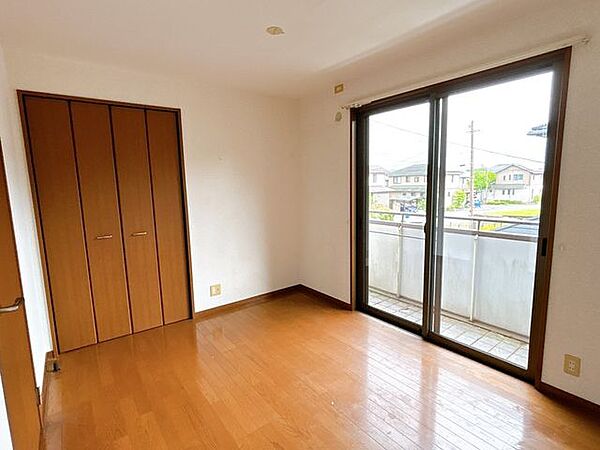 【8/17まで現況販売】2階中央の6帖洋室写真です。こちらの部屋からはバルコニーへ出られます。ハウスクリーニングを行いました。