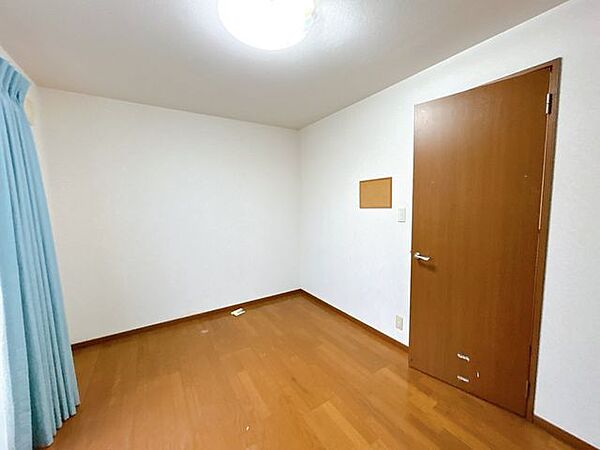【8/17まで現況販売】別角度から見た2階中央の6帖洋室写真です。ハウスクリーニングを行いました。
