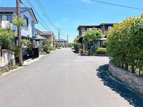前面道路写真です。道路幅は約6ｍと広々しており、駐車する際は楽になりますね。