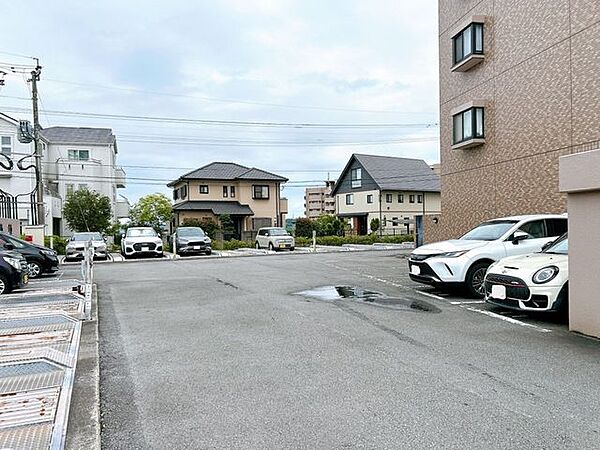【駐車場】敷地内の駐車場は月額3000～6000円です。