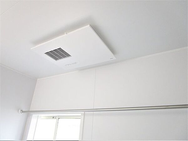 【同仕様画像】浴室には浴室乾燥機を設置予定です。湿気をすみずみまで除去、結露やカビの発生を抑えます。雨の日のお洗濯にも便利ですね。浴室のお手入れや部屋干しにもご活用ください。