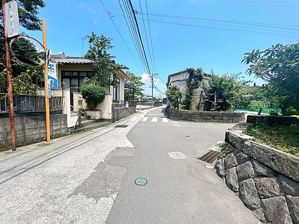 【リフォーム中7/31撮影】前面道路は幅員4ｍあります。