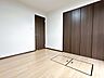洋室：【リフォーム完成】キッチン横別角度写真です。2面採光で明るい雰囲気のお部屋です。