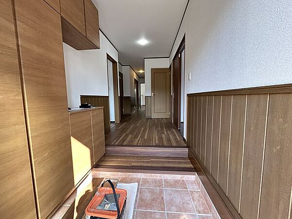 【リフォーム予定】玄関の内部です。収納力たっぷりのシューズボックスがあります。クリーニングします。