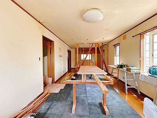 リフォーム中　約14帖のリビングです。対面式キッチンに変更します。南側に掃き出しの窓がありますので日当たりが良いです。リフォームは天井壁は黒氏仕上げ、床はフロアタイルを重ね張りします。