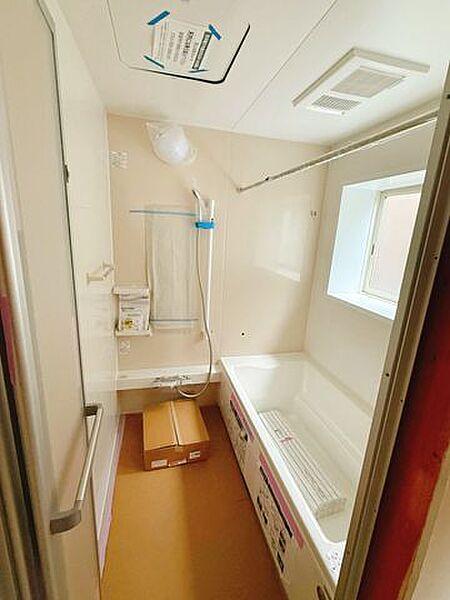 リフォーム中  ユニットバスは新品に交換します。浴槽は大人も足を伸ばしてゆったり浸かれる広さです。浴室乾燥機を設置します。