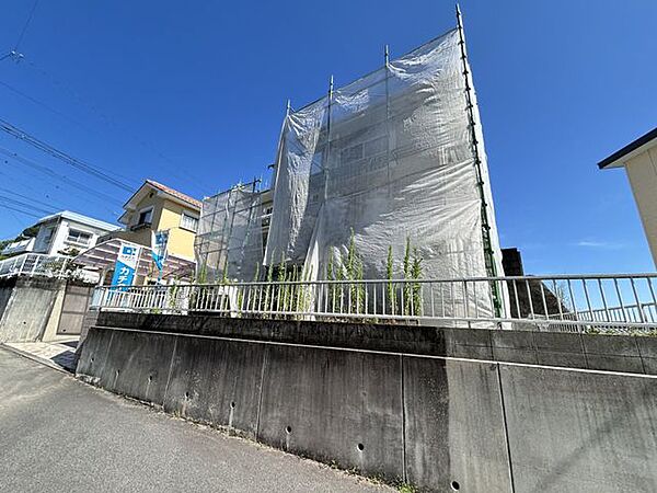 リフォーム中　外壁と屋根は塗装します。洋風のモダンな雰囲気の家です。