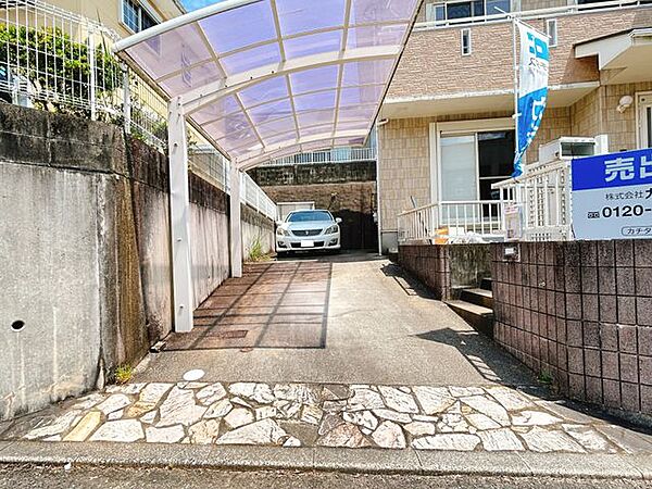 駐車場は縦列で普通車2台駐車可能です。右側の隅切りを広げて駐車しやすくします。カーポート付きです。
