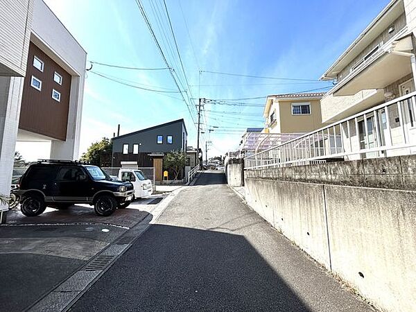 マックスバリュ南延岡店 前面道路は南側の約4メートルの市道に面しています。車の通りが少ないので、小さなお子様のいる方も安心です。 1400m