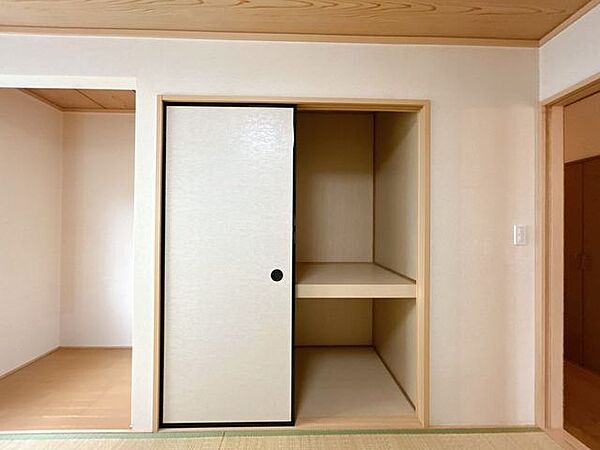 リフォーム中 　1階の約6帖和室収納写真です。布団なども収納できますね。