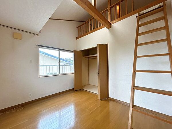 リフォーム中 　2階約5.25帖洋室です。ロフトがあります。お子様の部屋にいかがですか。リフォームは天井壁は黒氏仕上げ、床はフロアタイルを重ね張りします。照明、スイッチ、コンセント交換します。