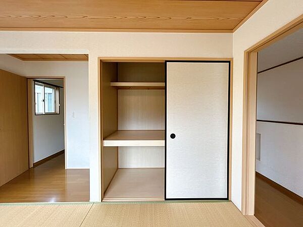 リフォーム中　2階の和室収納写真です。ウオークインクローゼットもあり、荷物が多い家族の方も安心ですね。
