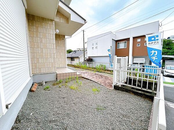 リフォーム中 　南側の庭です。外壁と屋根は塗装します。