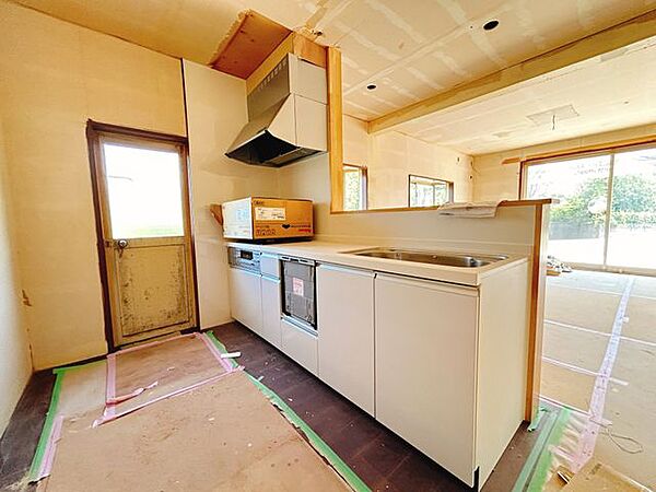 【リフォーム中】キッチンは幅約255cmと広々しています。対面キッチンなので家族と会話しながら料理できます。
