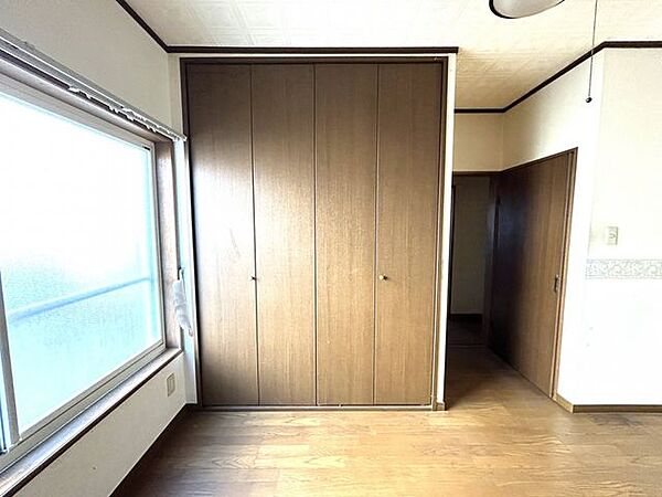 南西側6.5帖洋室の収納です。クローゼットの中はクロスを張り替えます。