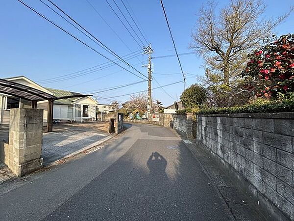 Aコープ 一ヶ岡店 前面道路は東から南へ曲線を描き約4.6ｍから5ｍの市道が接道しています。 600m