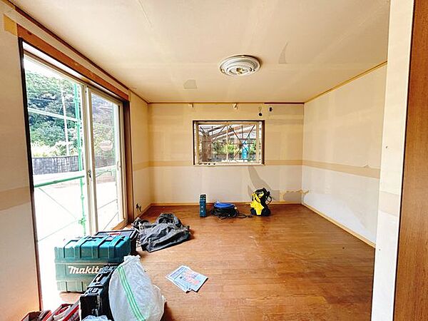 【リフォーム中】南西側8.47帖洋室です。建具を開放すれば隣の6.5帖の洋室と一体化します。リフォームは天井壁はクロス仕上げで、床はフロアタイル仕上げです。