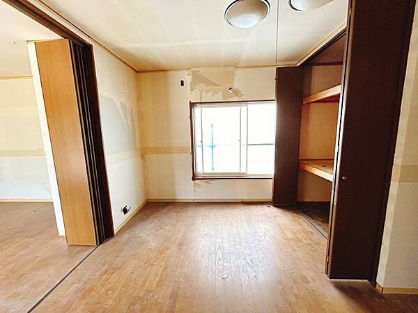 【リフォーム中】南西側6.5帖洋室です。建具を開放すれば隣の8.47帖の洋室と一体化します。リフォームは天井壁はクロス仕上げで、床はフロアタイル仕上げです。