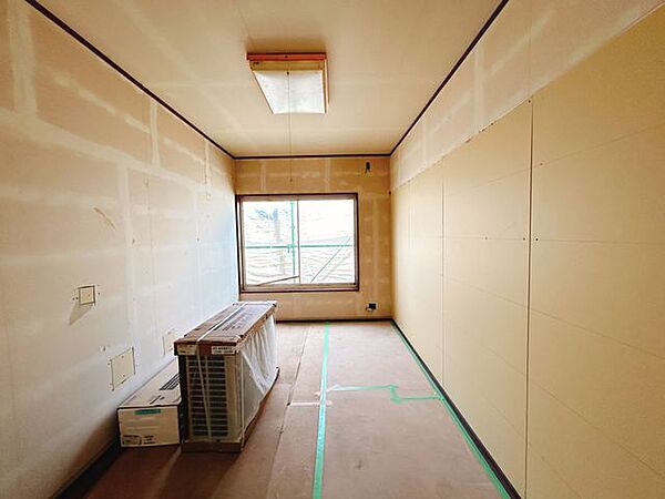 【リフォーム中】北側左5帖洋室です。リフォームは天井壁はクロス仕上げで、床はフローリング仕上げです。ゲストルームなどいろいろな使い方ができそうです。