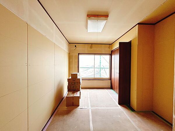 【リフォーム中】北側右5帖洋室です。リフォームは天井壁はクロス仕上げで、床はフローリング仕上げです。収納付き。お子様の部屋にいかがですか。