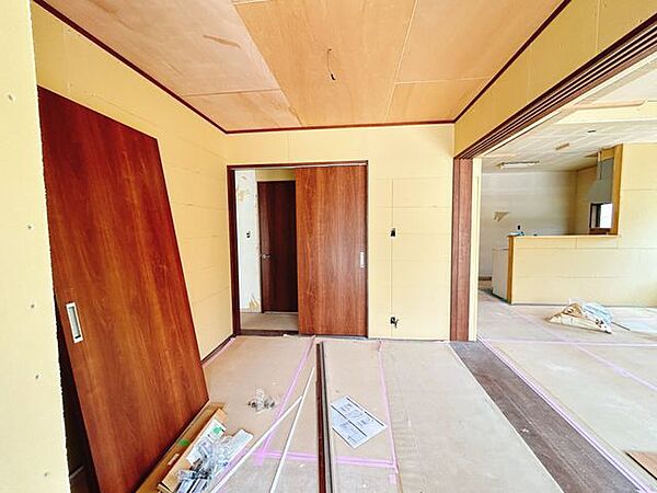 【リフォーム中】リビング横の5.5帖洋室です。和室から洋室に変更します。リフォームは天井壁はクロス仕上げで、床はフローリング仕上げです。リビング横の引き込扉を開放すればリビングと一体化します。